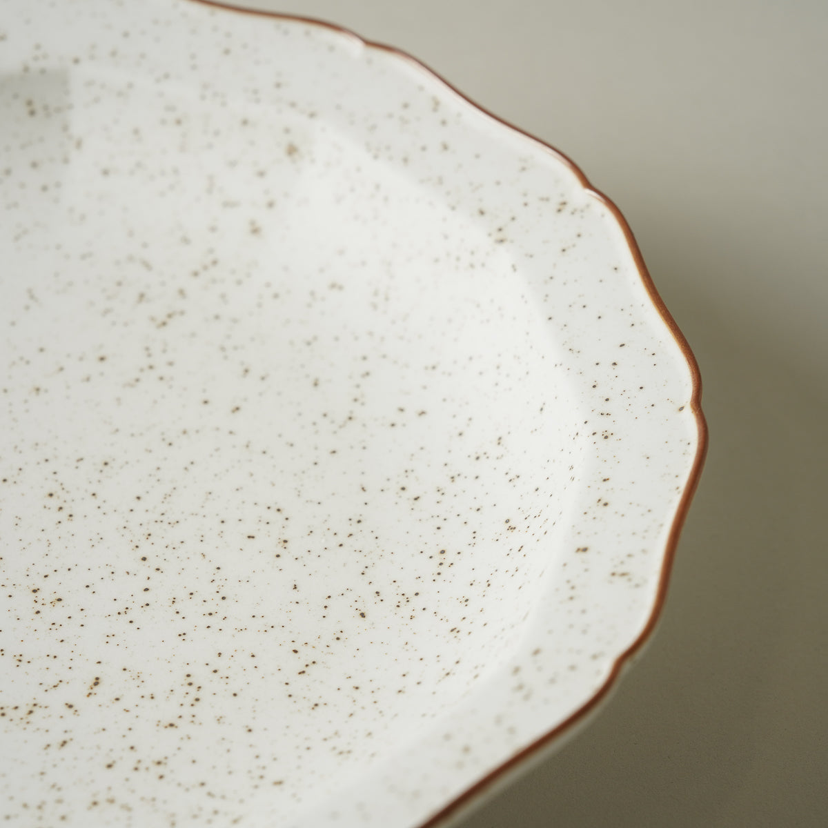 有田焼 渕錆白斑紋 輪花高台向付 18 cm