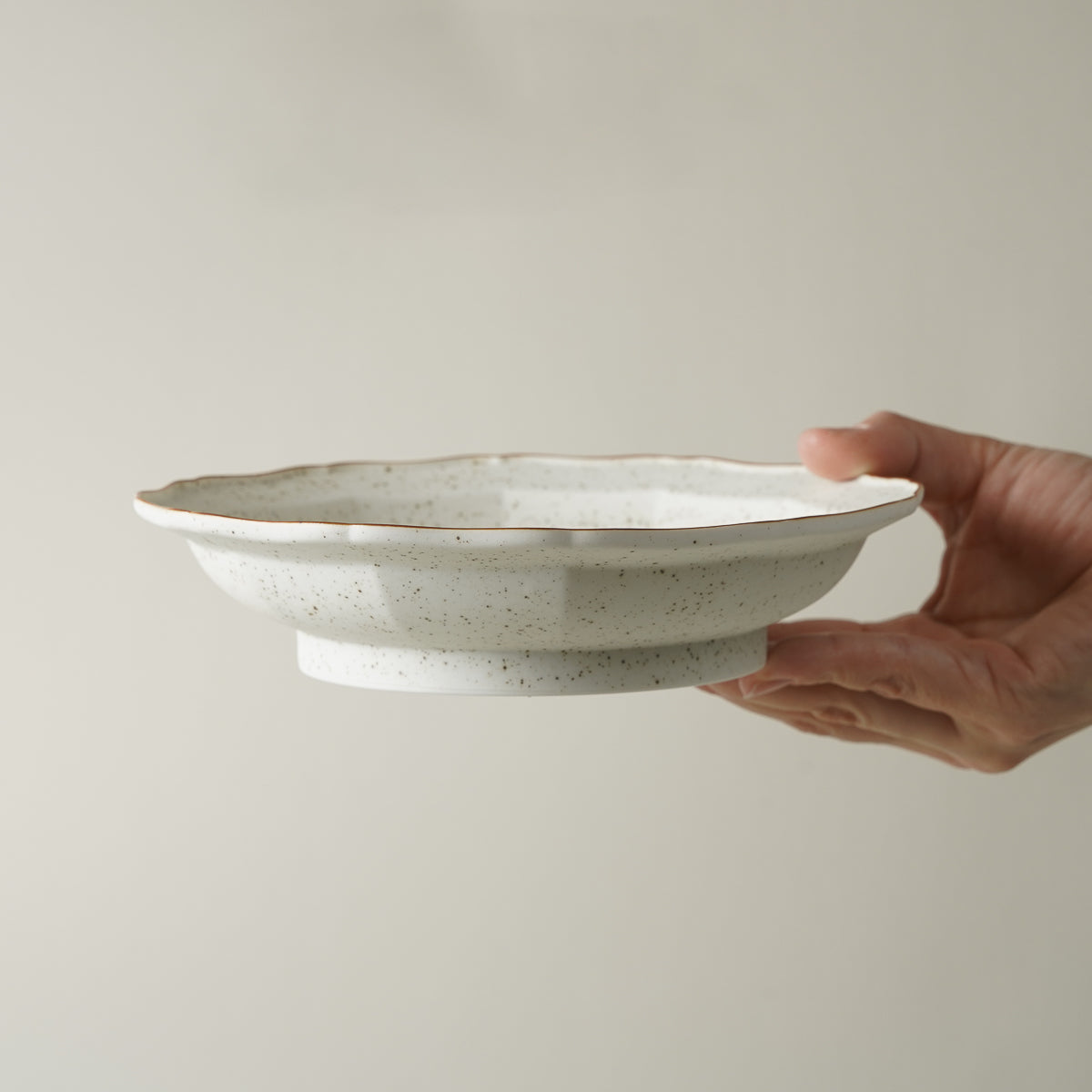 有田焼 渕錆白斑紋 輪花高台向付 18 cm