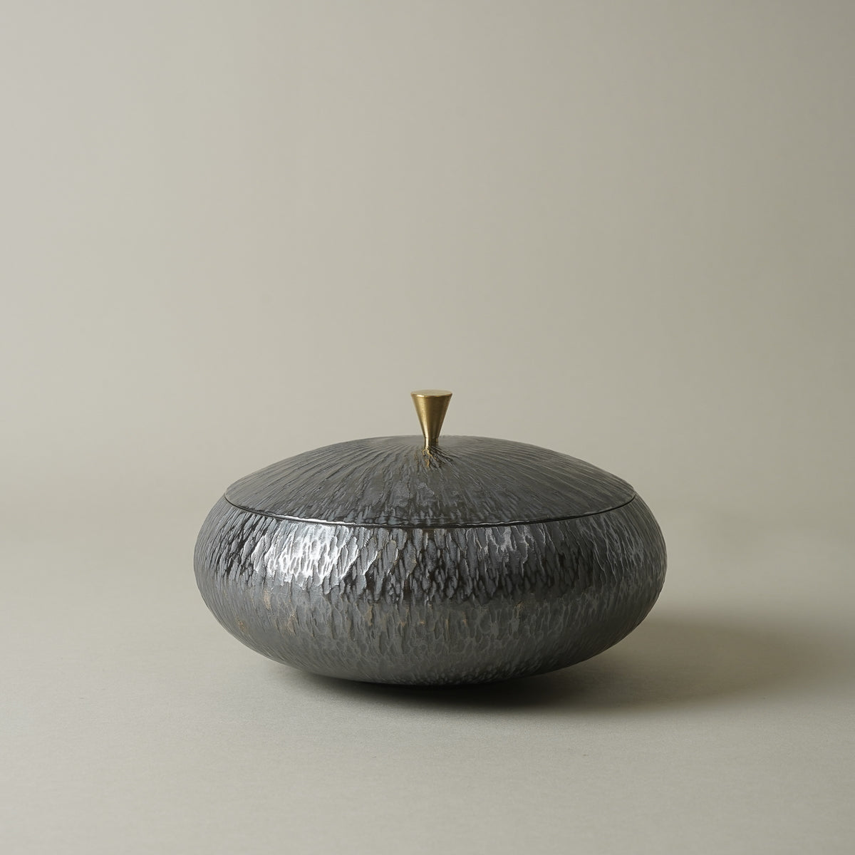有田焼 古色銀彩 飛び鉋 蓋付中鉢 15cm [真鍮摘み]