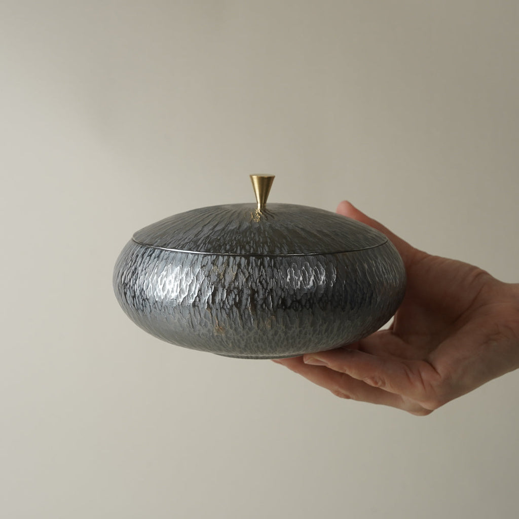 有田焼 古色銀彩 飛び鉋 蓋付中鉢 15cm [真鍮摘み]