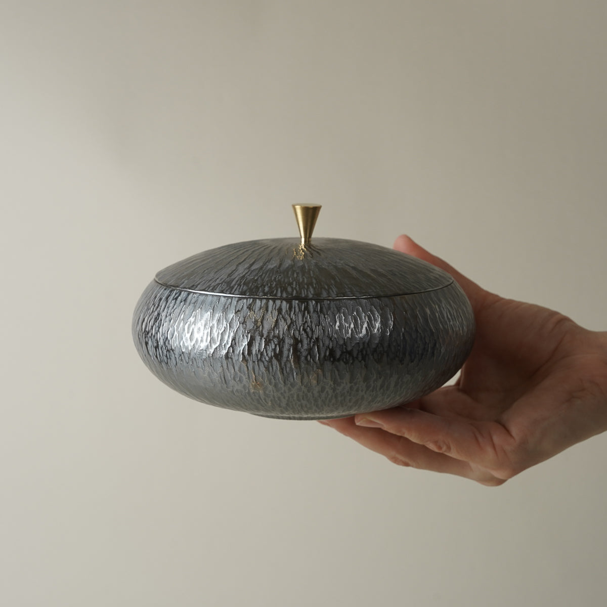 有田焼 古色銀彩 飛び鉋 蓋付中鉢 15cm [真鍮摘み]