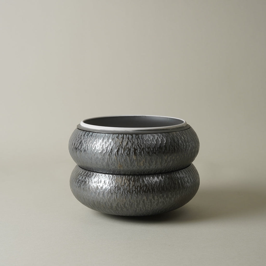 有田焼 古色銀彩 飛び鉋 蓋付中鉢 15cm [真鍮摘み]