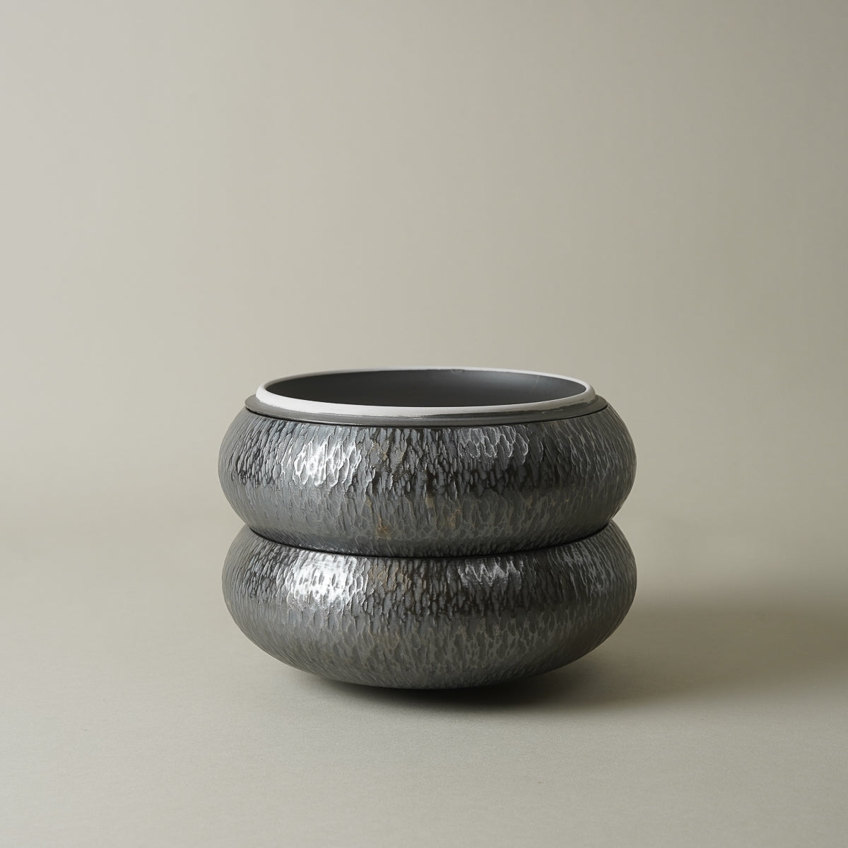 有田焼 古色銀彩 飛び鉋 蓋付中鉢 15cm [真鍮摘み]
